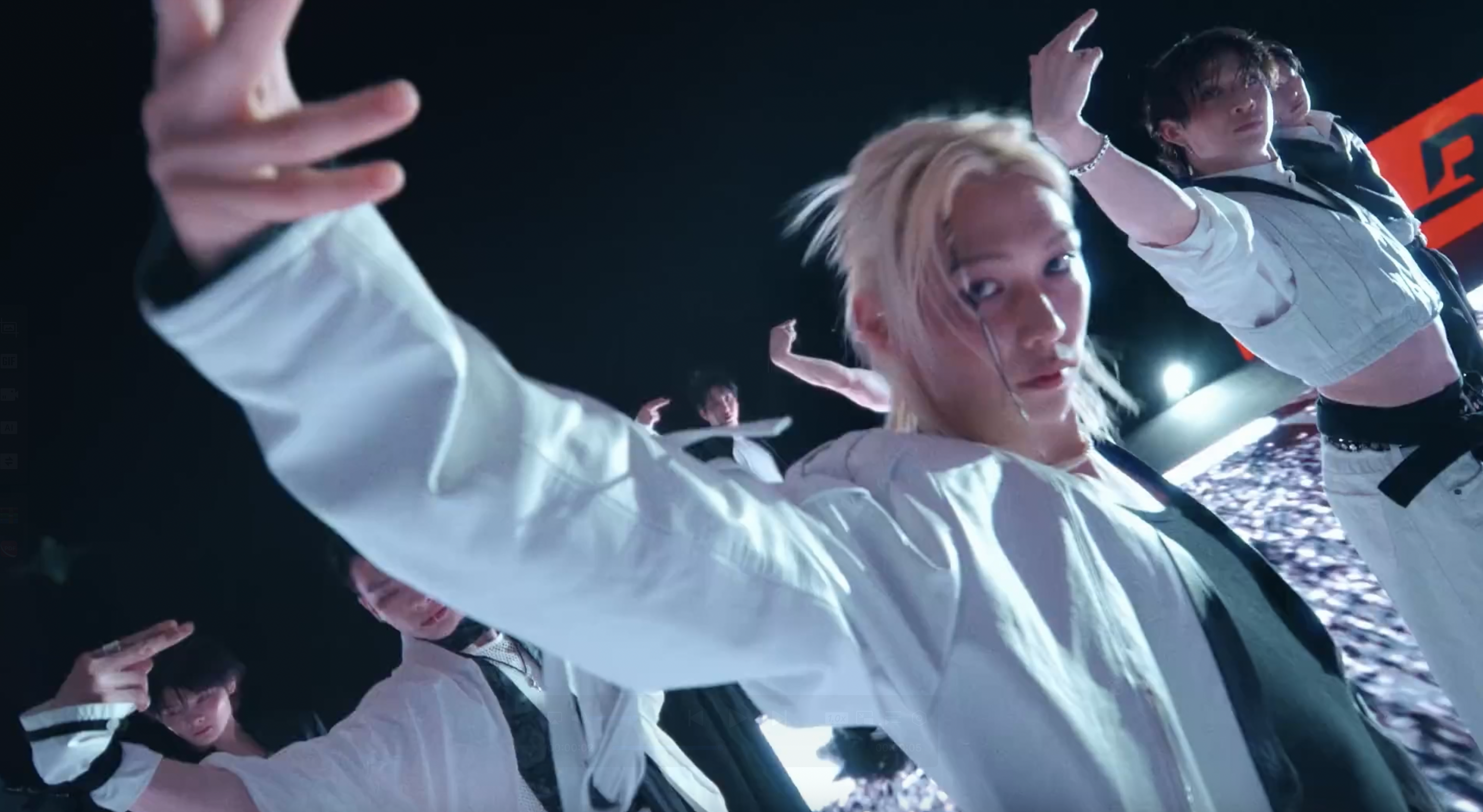 Stray Kids(스트레이 키즈)  CEREMONY  M V